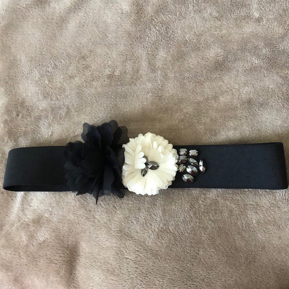 NY & Company stretchy belt with flower accents